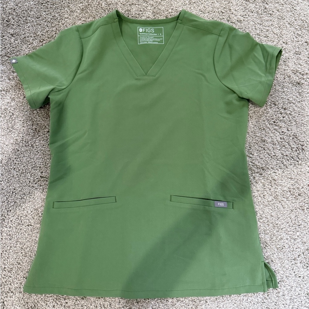 Figs Casma Three Pocket Scrub Top in Limited Edition Fern - Never Worn